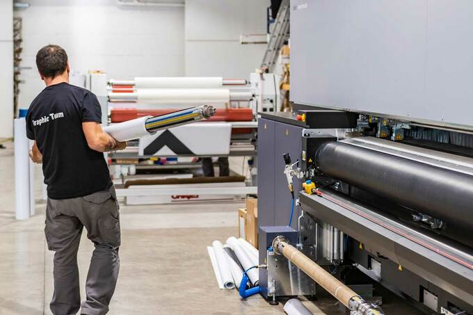 chargement d'un rouleau de bâche pour impression grand format
