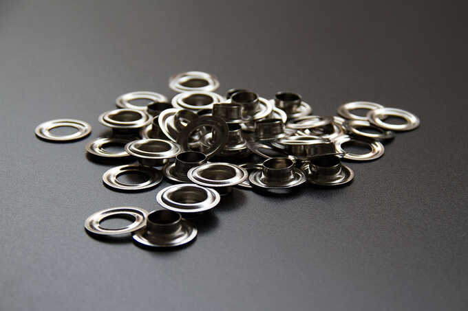 Pose d'œillets sur toile canvas